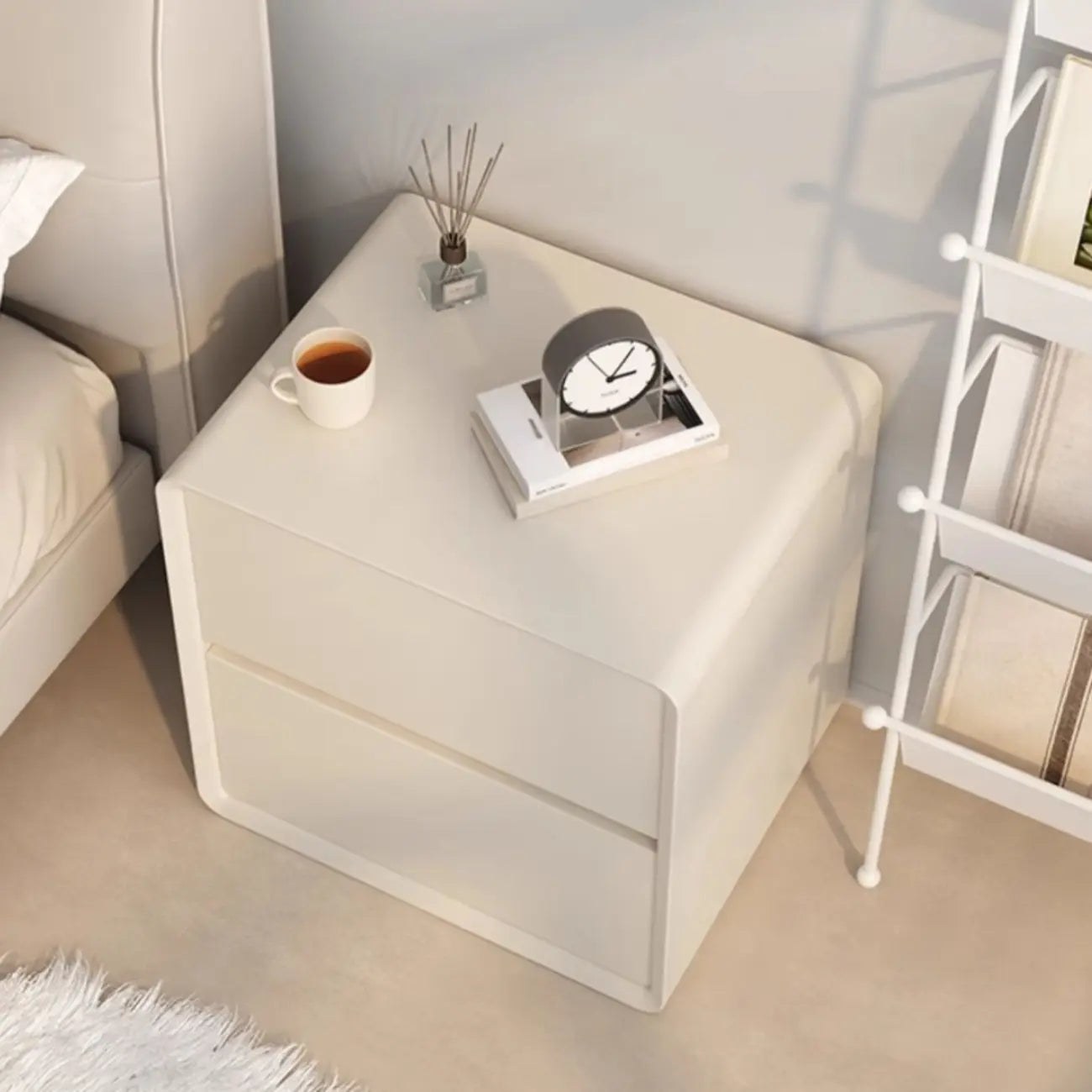 Table de chevet moderne couleur crème avec deux tiroirs de rangement
