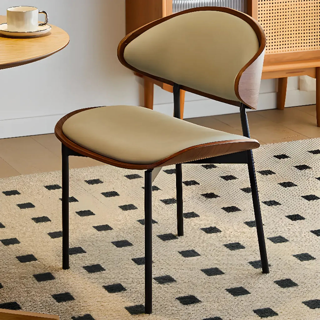 Chaise de salle à manger à dossier incurvé et assise en cuir noir