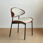 Chaise de salle à manger à dossier incurvé et assise en cuir noir