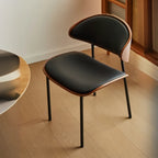 Chaise de salle à manger à dossier incurvé et assise en cuir noir