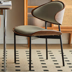 Chaise de salle à manger à dossier incurvé et assise en cuir noir