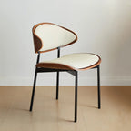 Chaise de salle à manger à dossier incurvé et assise en cuir noir