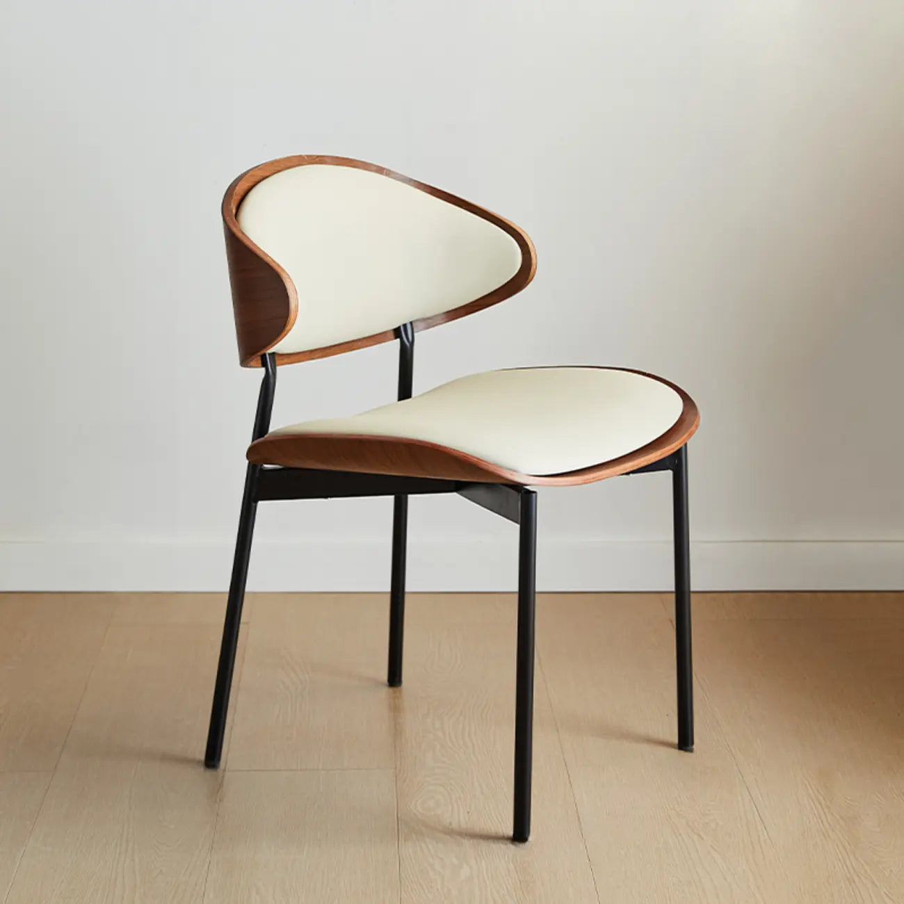 Chaise de salle à manger à dossier incurvé et assise en cuir noir