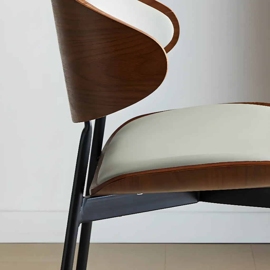 Chaise de salle à manger à dossier incurvé et assise en cuir noir