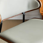 Chaise de salle à manger à dossier incurvé et assise en cuir noir