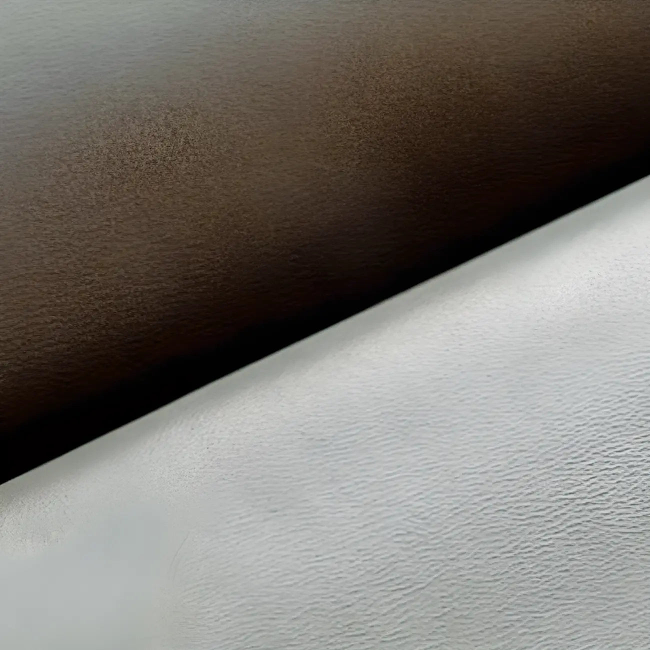 Chaise de salle à manger à dossier incurvé et assise en cuir noir