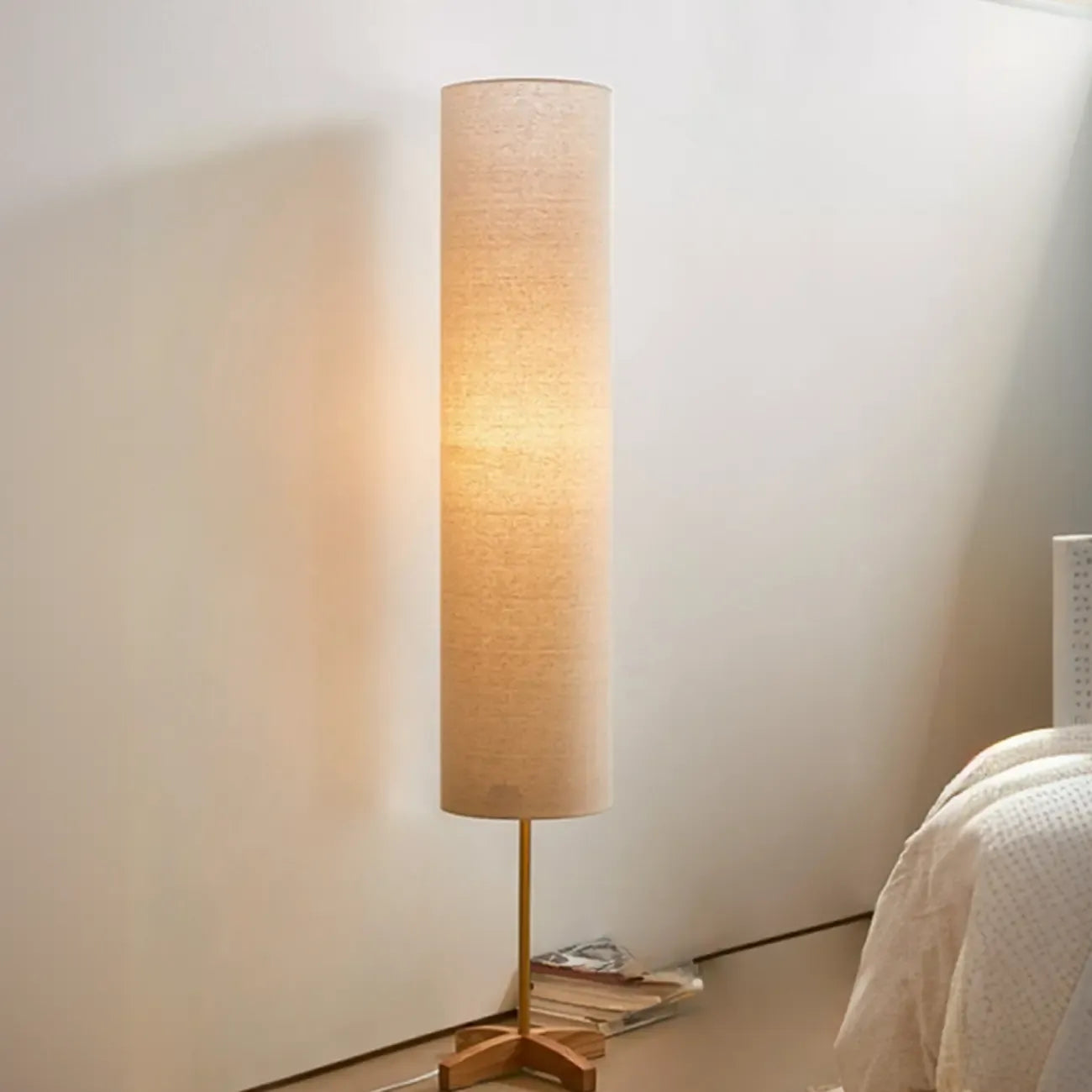 Lampadaire cylindrique en bois avec abat-jour en tissu pour chambre à coucher