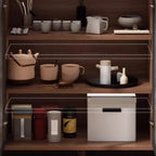 Buffet décontracté en bois brun avec portes vitrées