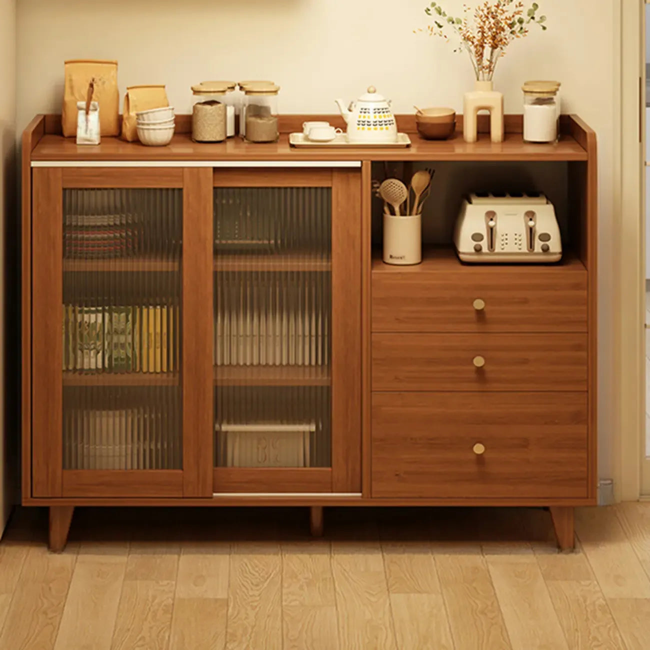 Buffet décontracté en bois brun avec portes vitrées