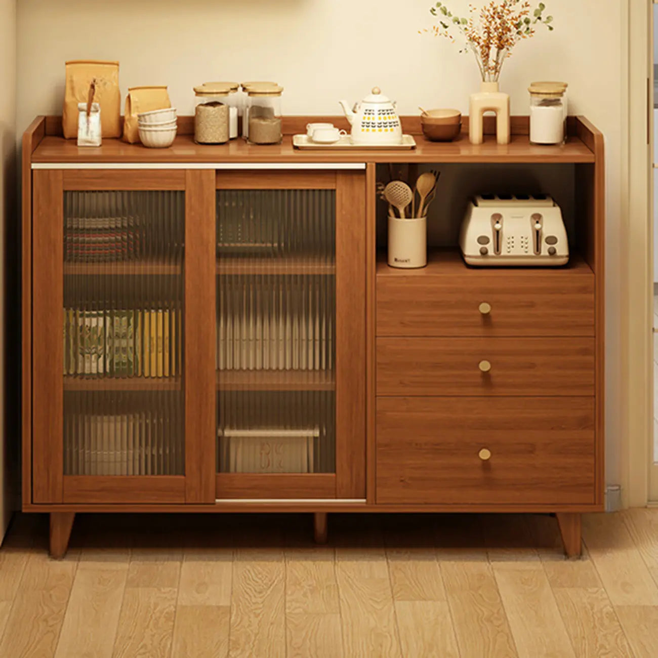 Buffet décontracté en bois brun avec portes vitrées