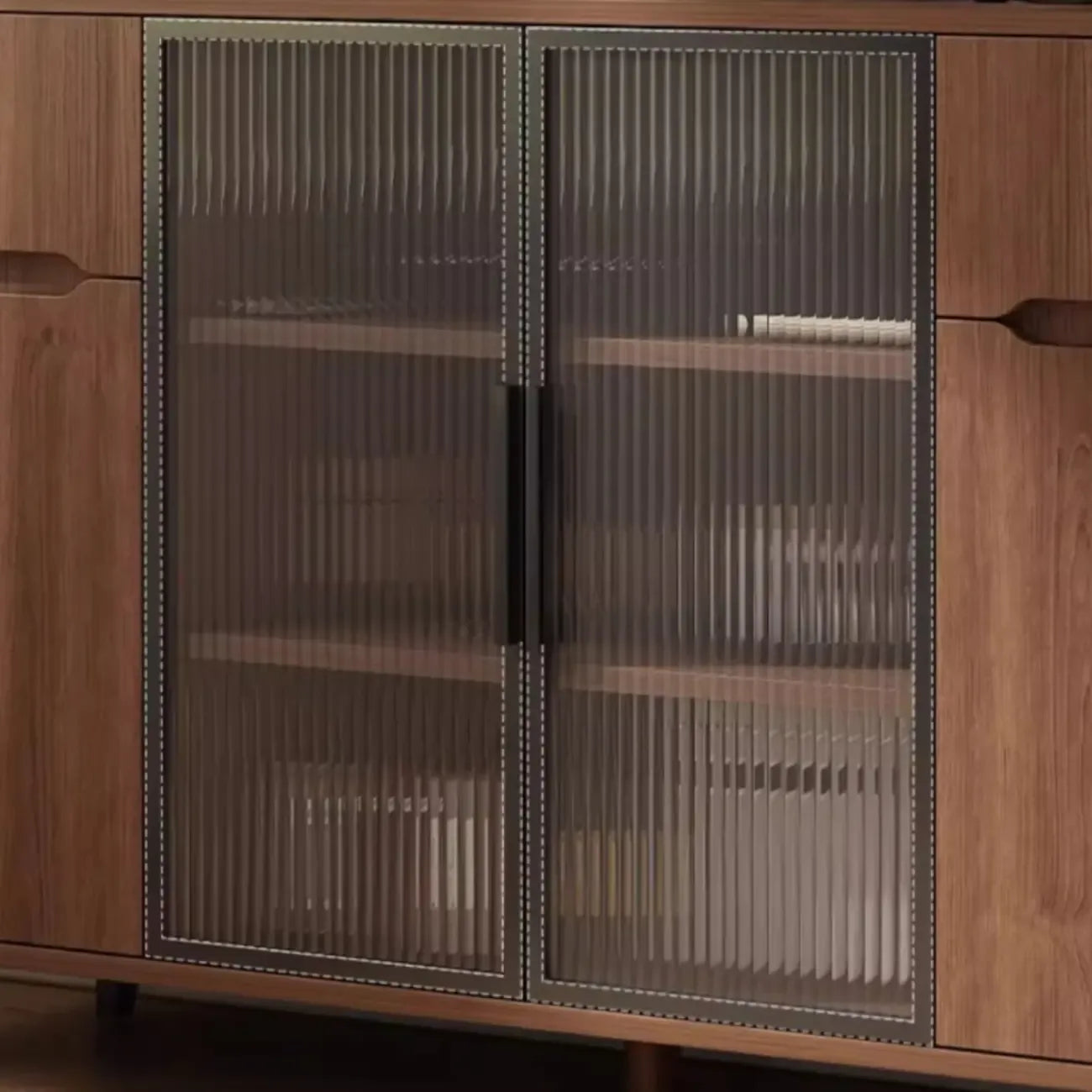 Buffet décontracté en bois brun avec portes vitrées