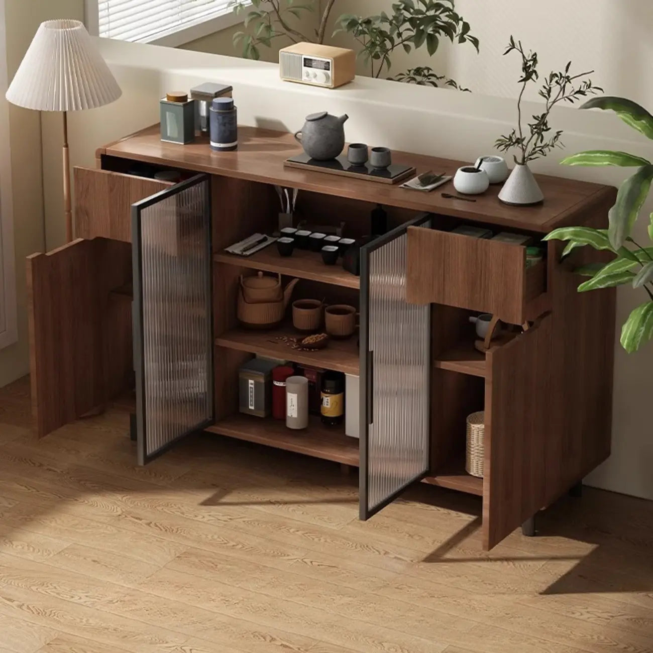 Buffet décontracté en bois brun avec portes vitrées