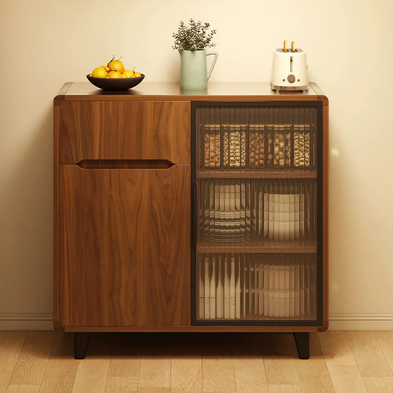 Buffet décontracté en bois brun avec portes vitrées