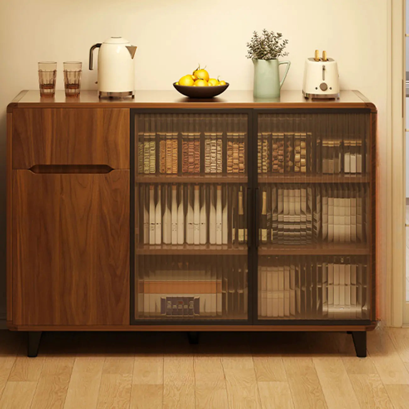 Buffet décontracté en bois brun avec portes vitrées