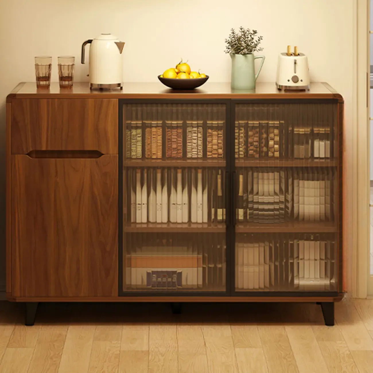 Buffet décontracté en bois brun avec portes vitrées