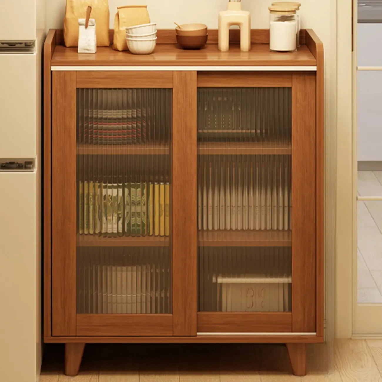 Buffet décontracté en bois brun avec portes vitrées