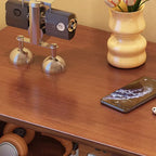 Table de chevet classique en bois brun noyer avec tiroir et étagère