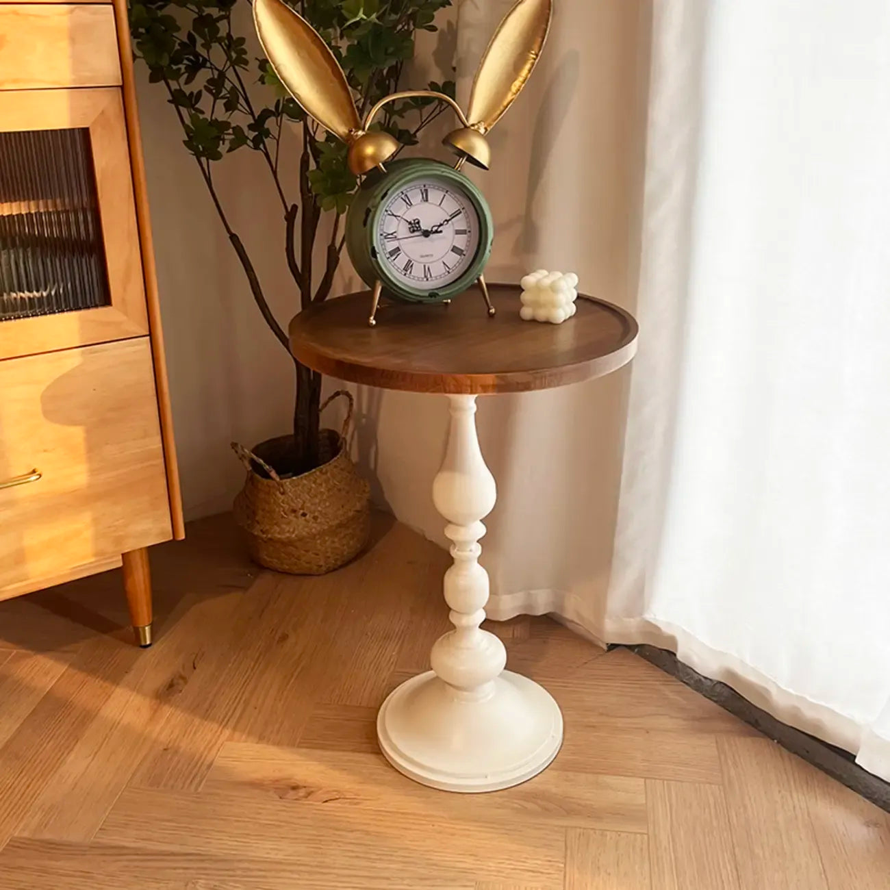 Table d'appoint ronde classique en bois brun et blanc sur pied