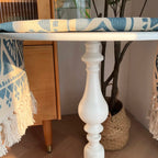 Table d'appoint ronde classique en bois brun et blanc sur pied