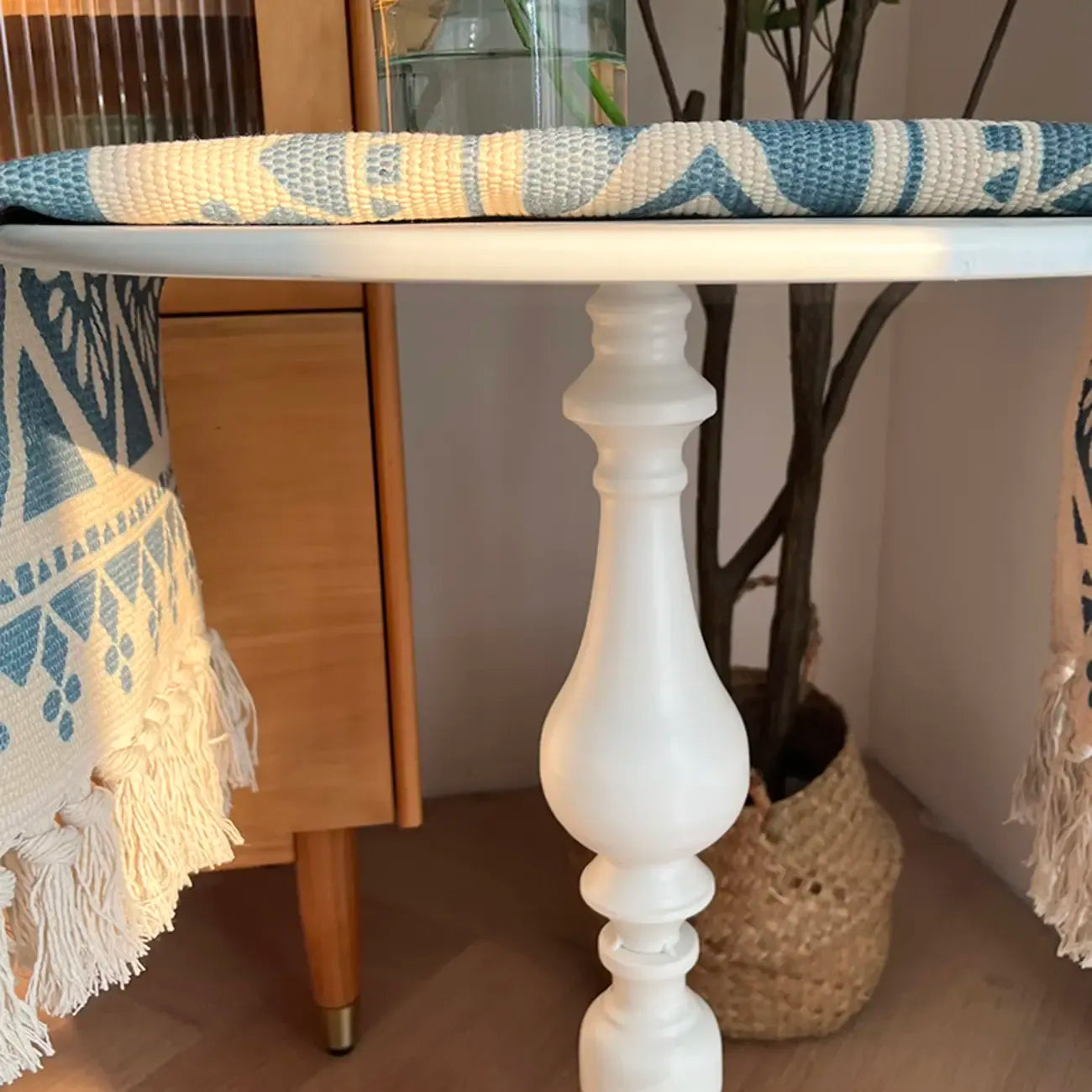 Table d'appoint ronde classique en bois brun et blanc sur pied