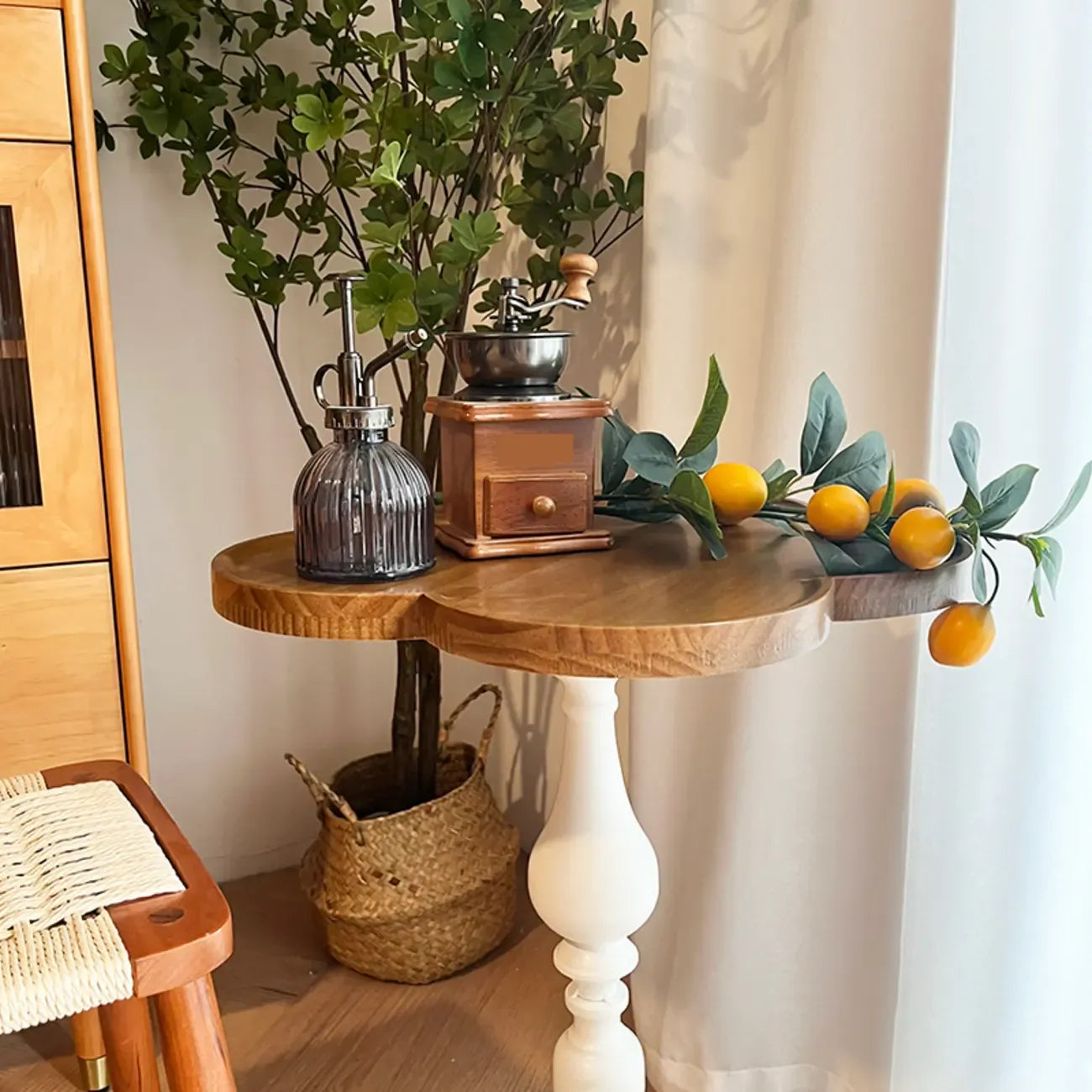 Table d'appoint ronde classique en bois brun et blanc sur pied