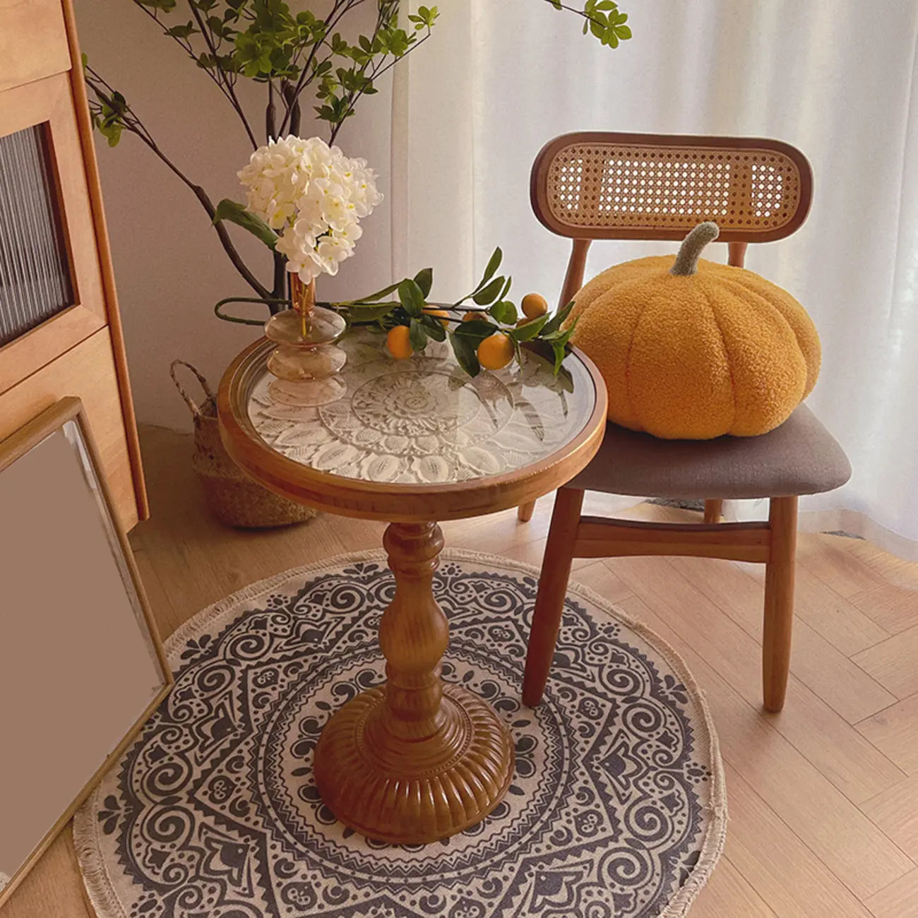 Table d'appoint ronde classique en bois brun et blanc sur pied