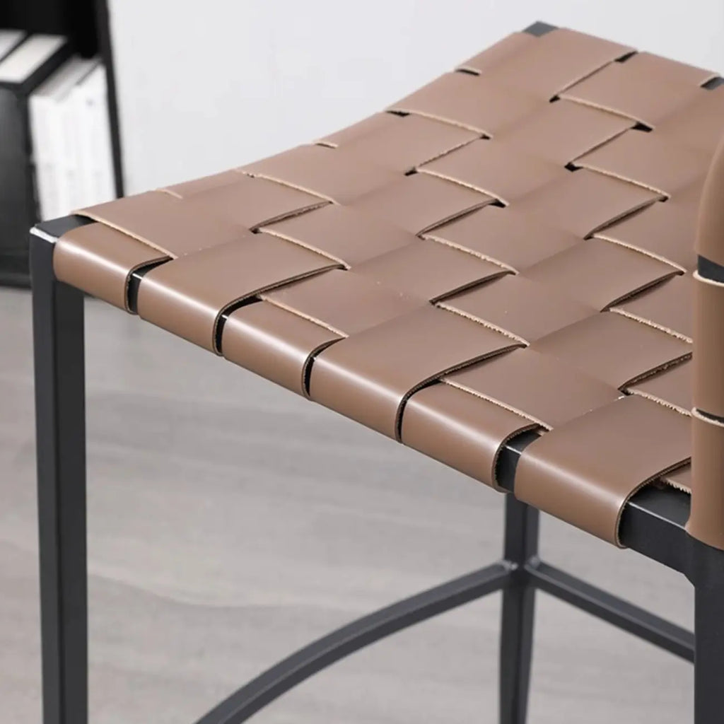Tabourets de bar modernes avec dossier, assise en cuir texturé tissé