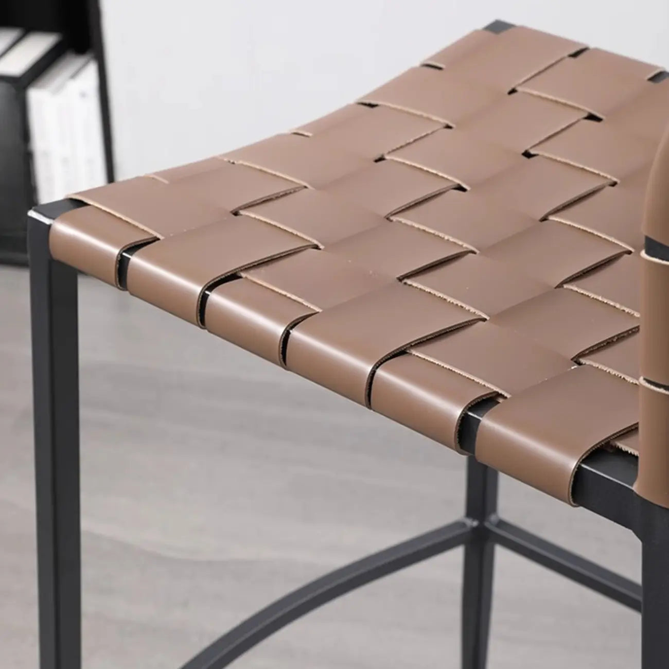 Tabourets de bar modernes avec dossier, assise en cuir texturé tissé