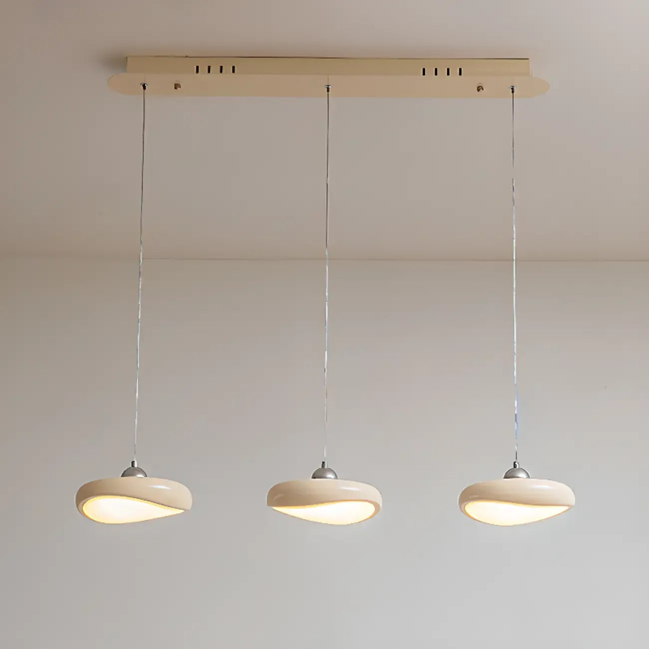 Suspension moderne à 3 lumières ondulées en acrylique beige