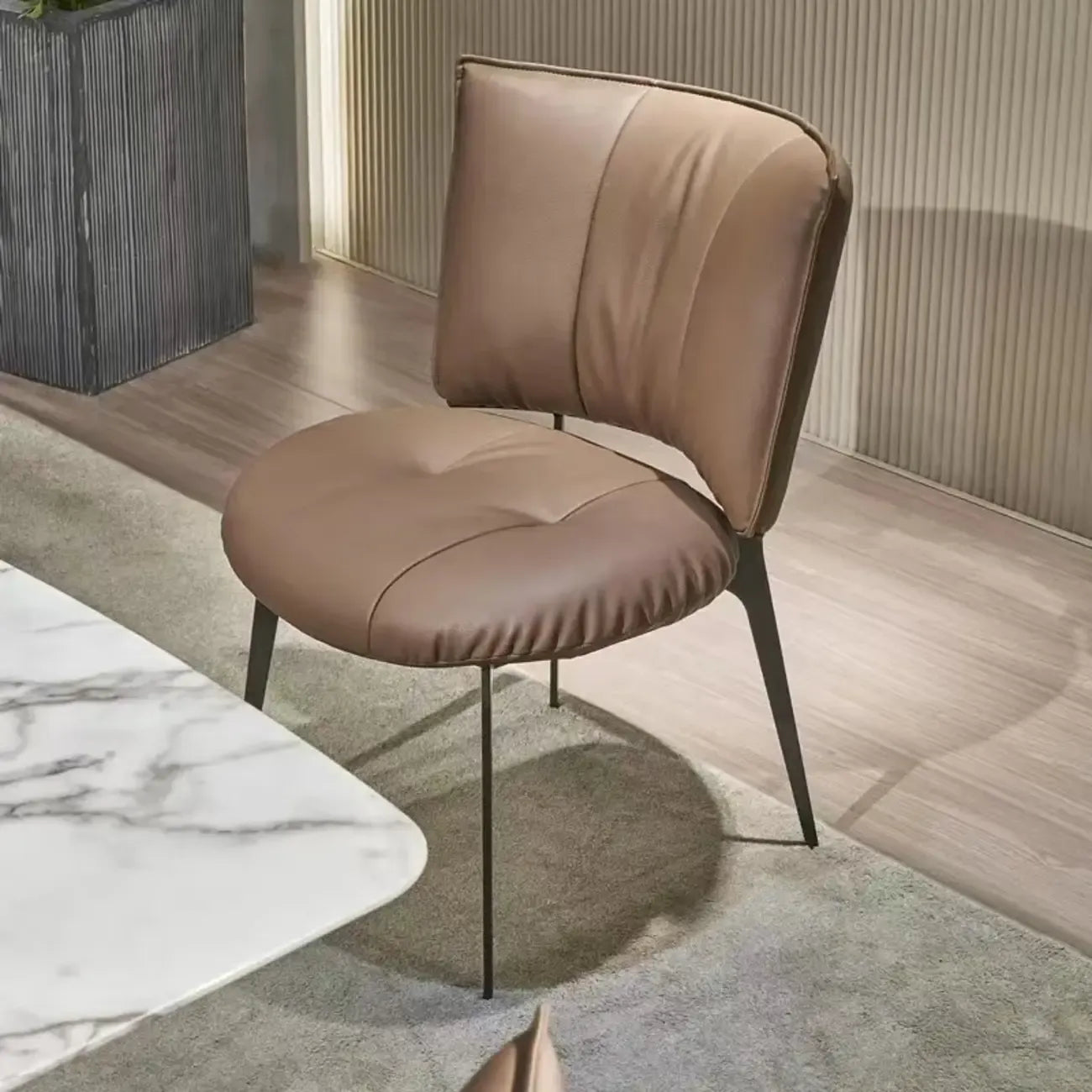 Chaise de salle à manger moderne en cuir à dossier bas avec pieds en métal
