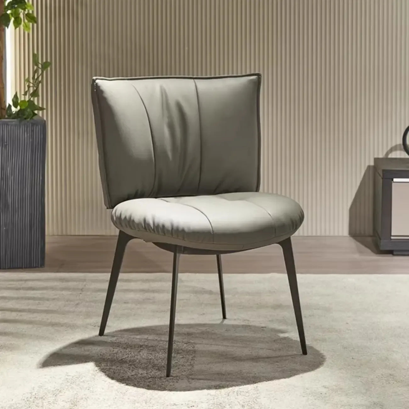 Chaise de salle à manger moderne en cuir à dossier bas avec pieds en métal