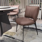 Chaise de salle à manger moderne en cuir à dossier bas avec pieds en métal
