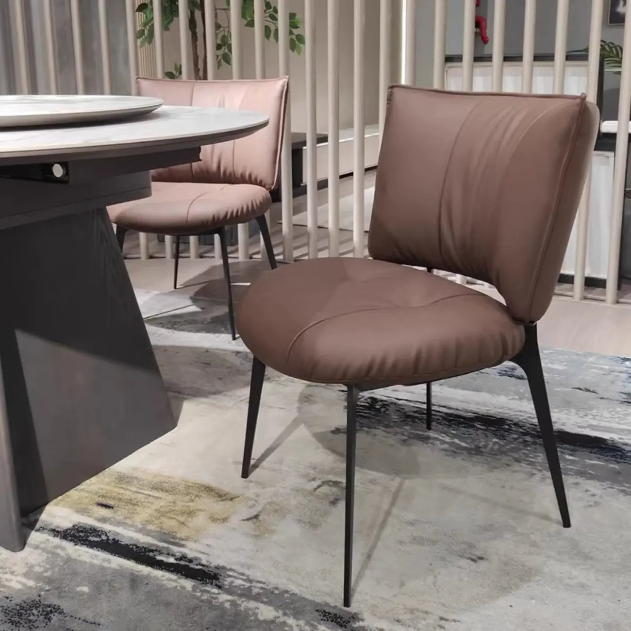 Chaise de salle à manger moderne en cuir à dossier bas avec pieds en métal