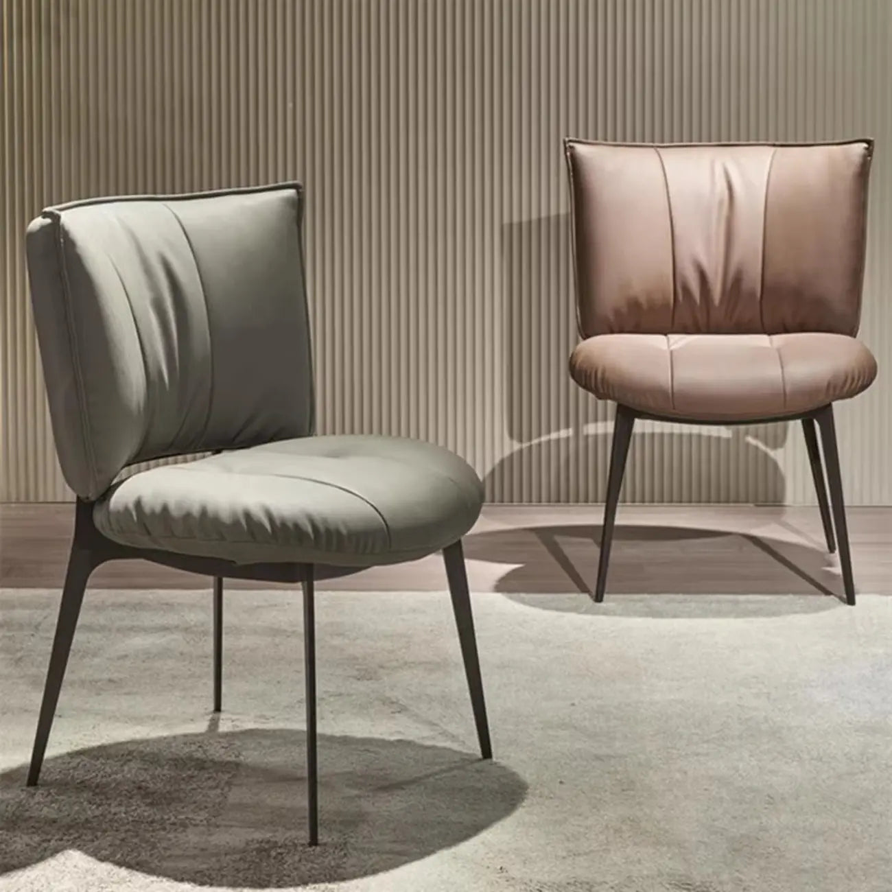 Chaise de salle à manger moderne en cuir à dossier bas avec pieds en métal