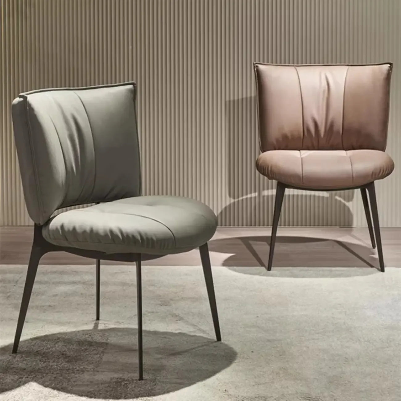 Chaise de salle à manger moderne en cuir à dossier bas avec pieds en métal