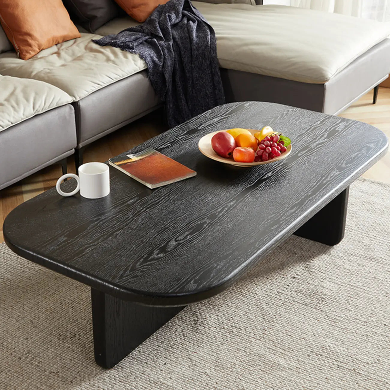 Table basse minimaliste noire à double piétement en bois veiné