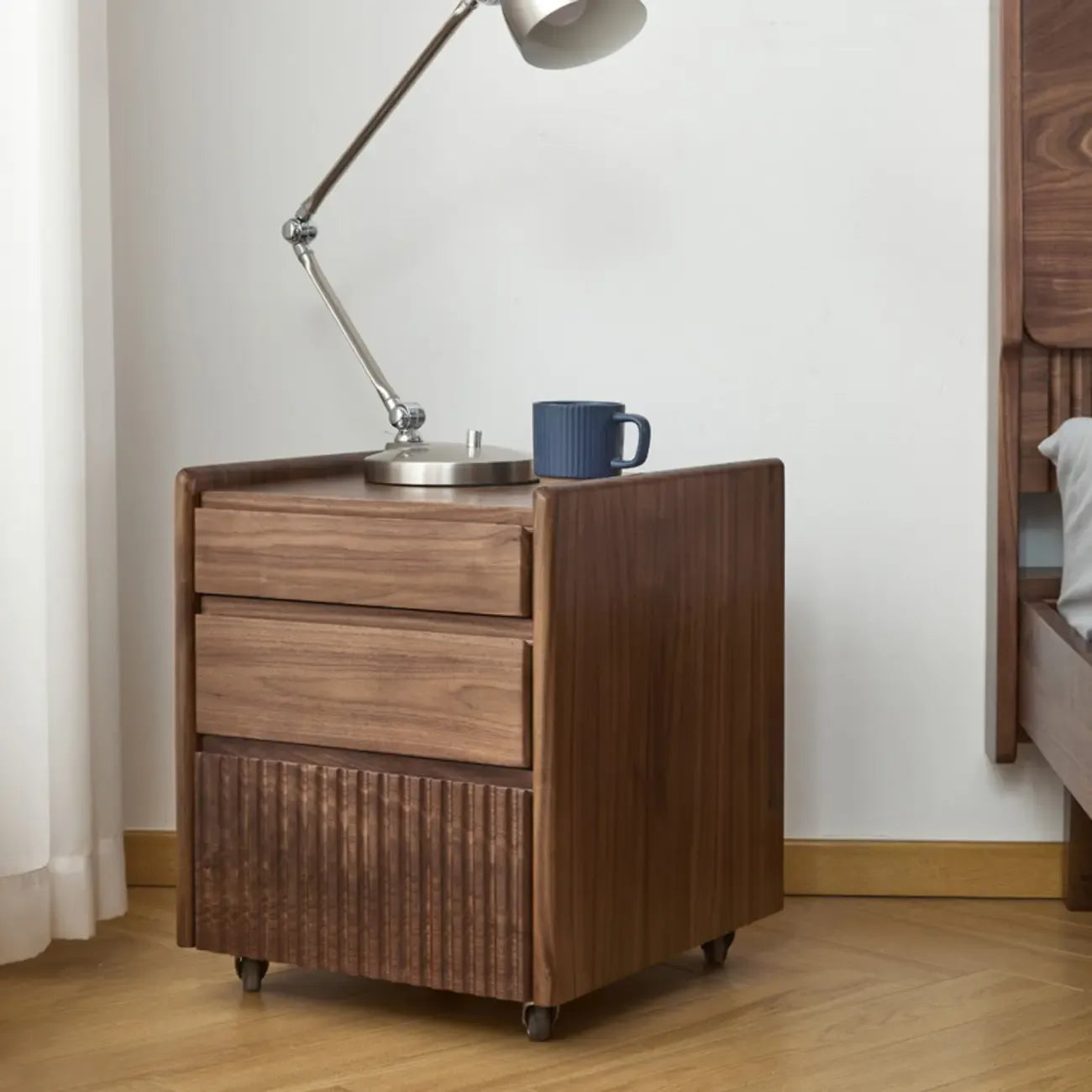 Table de chevet moderne à 3 tiroirs en bois massif marron
