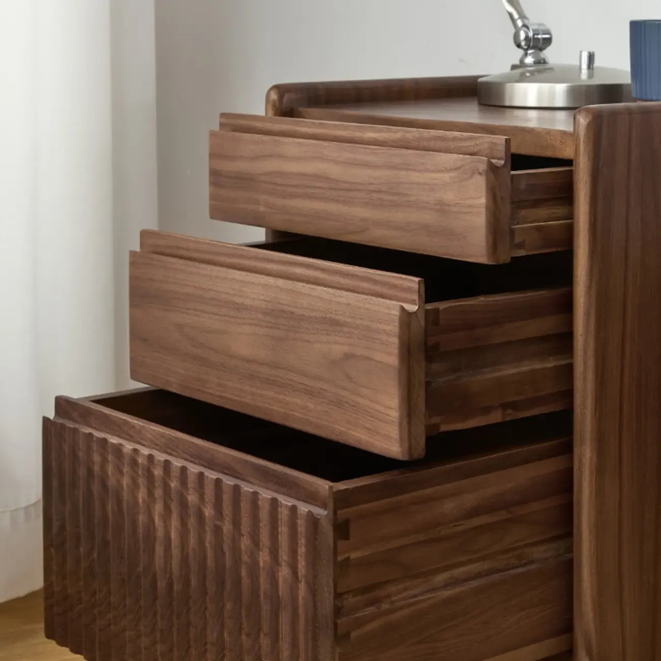 Table de chevet moderne à 3 tiroirs en bois massif marron