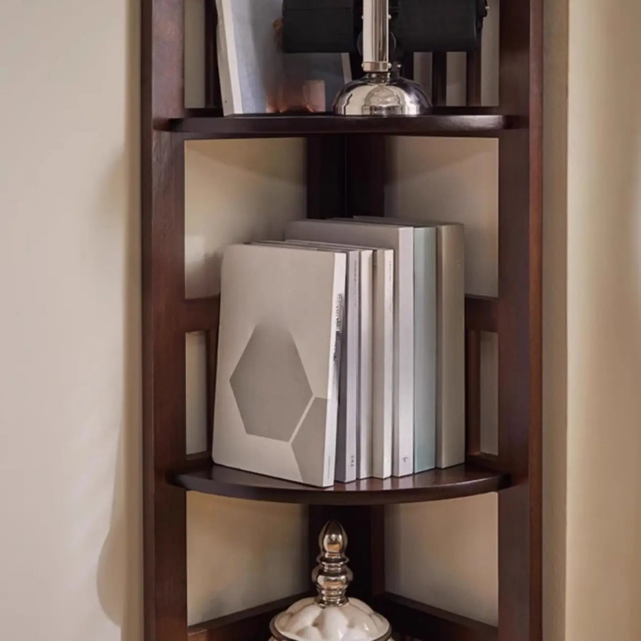 Bibliothèque d'angle ouverte en bois brun étroit, autoportante