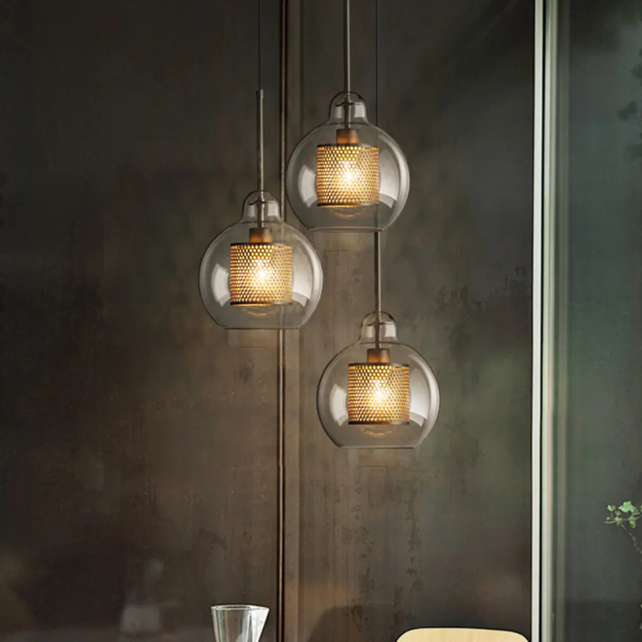 Suspension moderne en verre transparent pour îlot de cuisine, structure en métal.