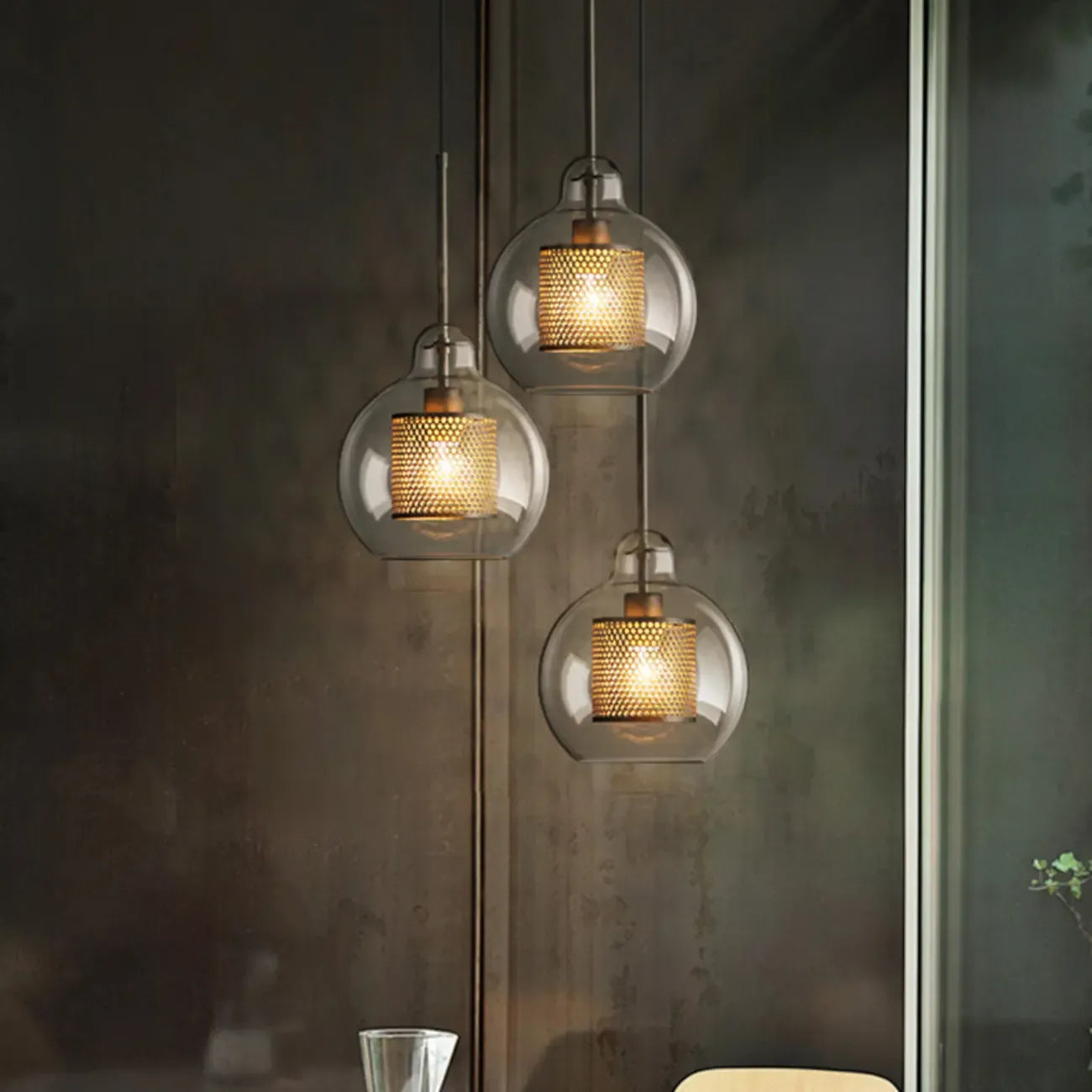 Suspension moderne en verre transparent pour îlot de cuisine, structure en métal.