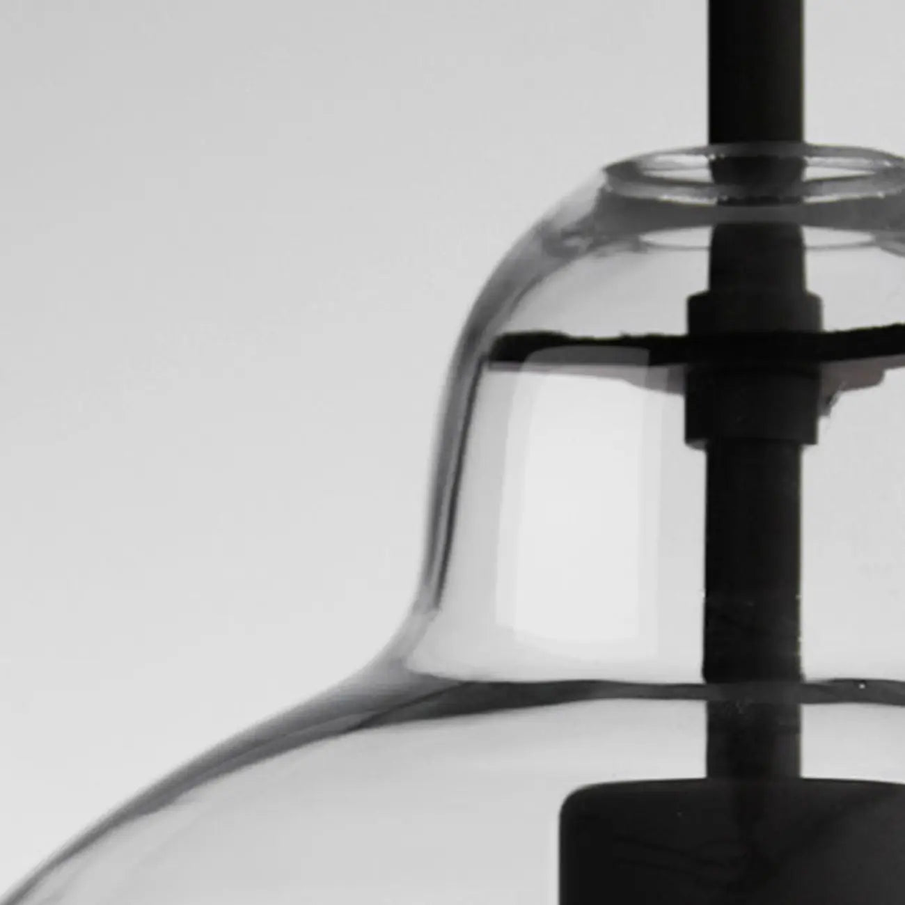 Suspension moderne en verre transparent pour îlot de cuisine, structure en métal.