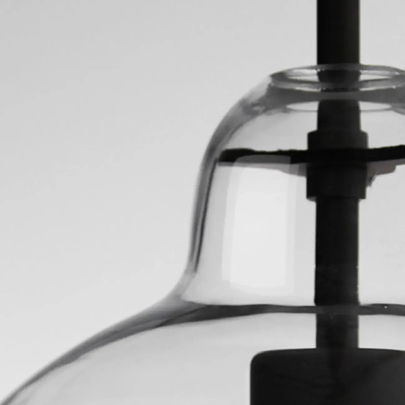 Suspension moderne en verre transparent pour îlot de cuisine, structure en métal.