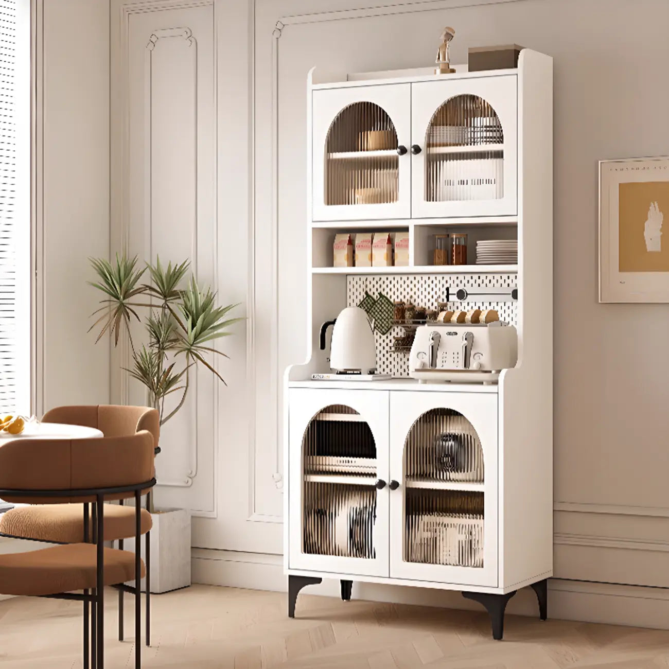 Buffet de cuisine avec étagères ouvertes en bois et porte vitrée cintrée