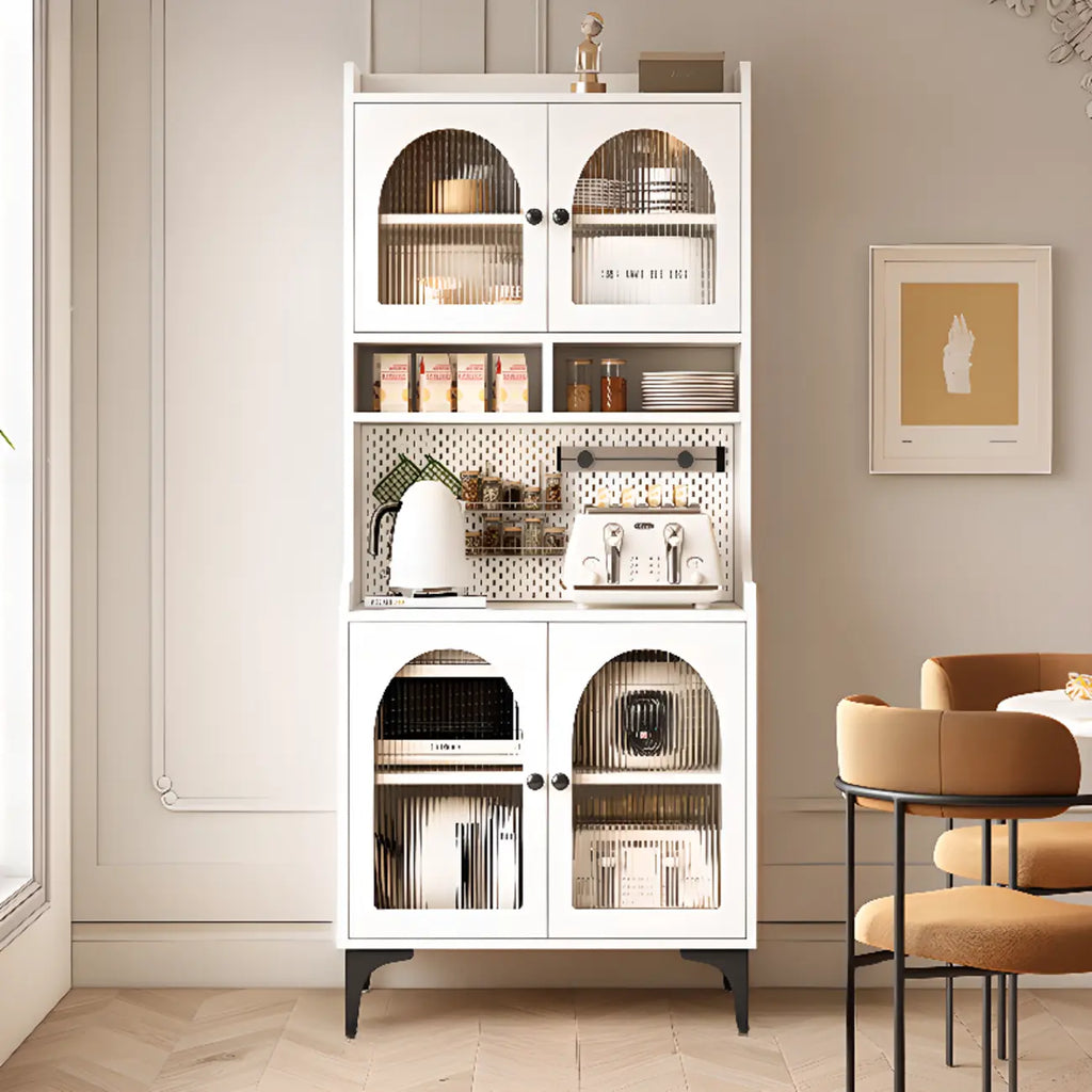 Buffet de cuisine avec étagères ouvertes en bois et porte vitrée cintrée