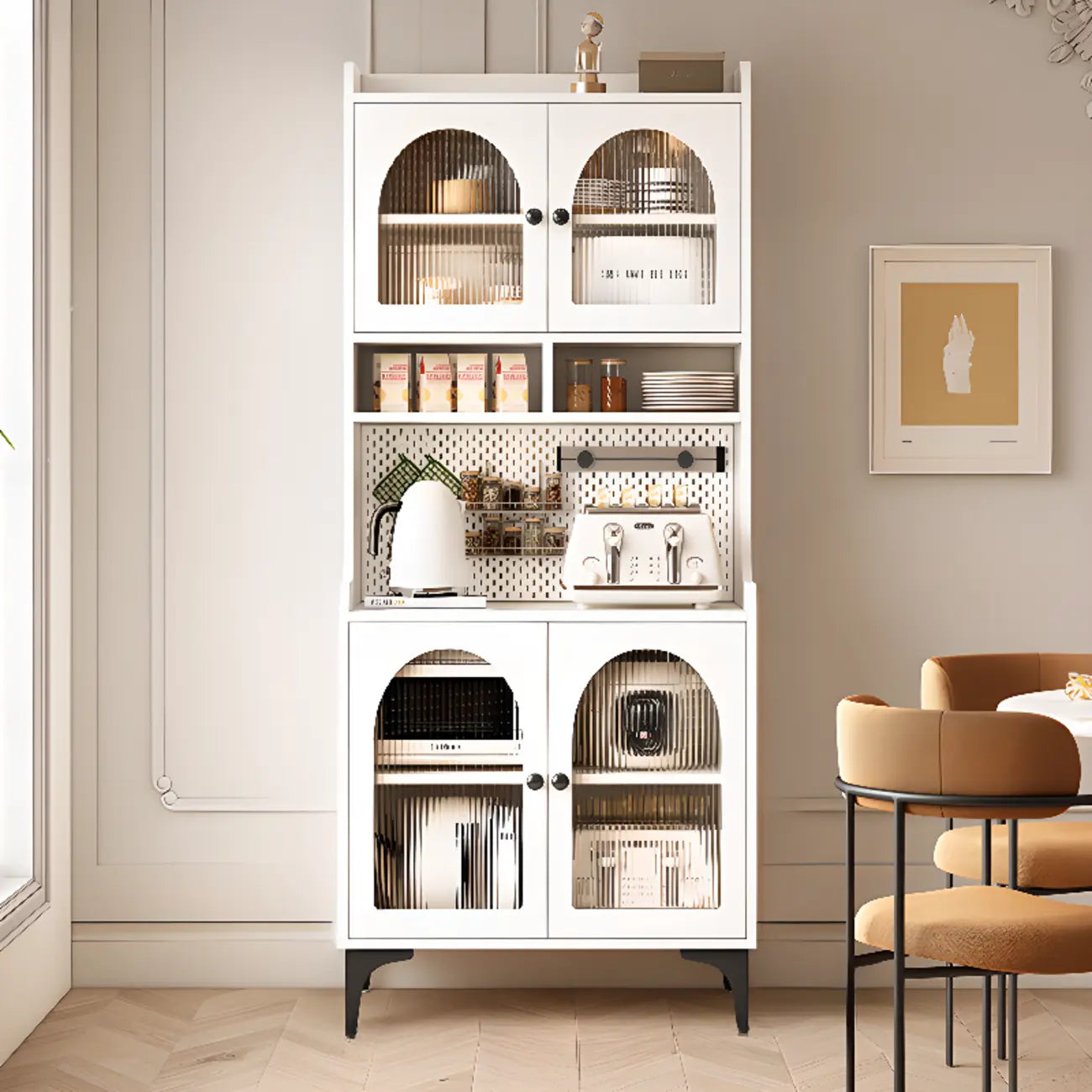 Buffet de cuisine avec étagères ouvertes en bois et porte vitrée cintrée