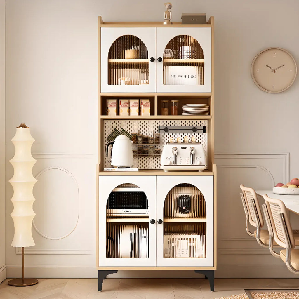Buffet de cuisine avec étagères ouvertes en bois et porte vitrée cintrée