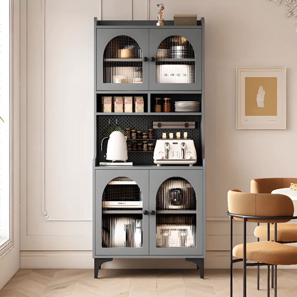 Buffet de cuisine avec étagères ouvertes en bois et porte vitrée cintrée
