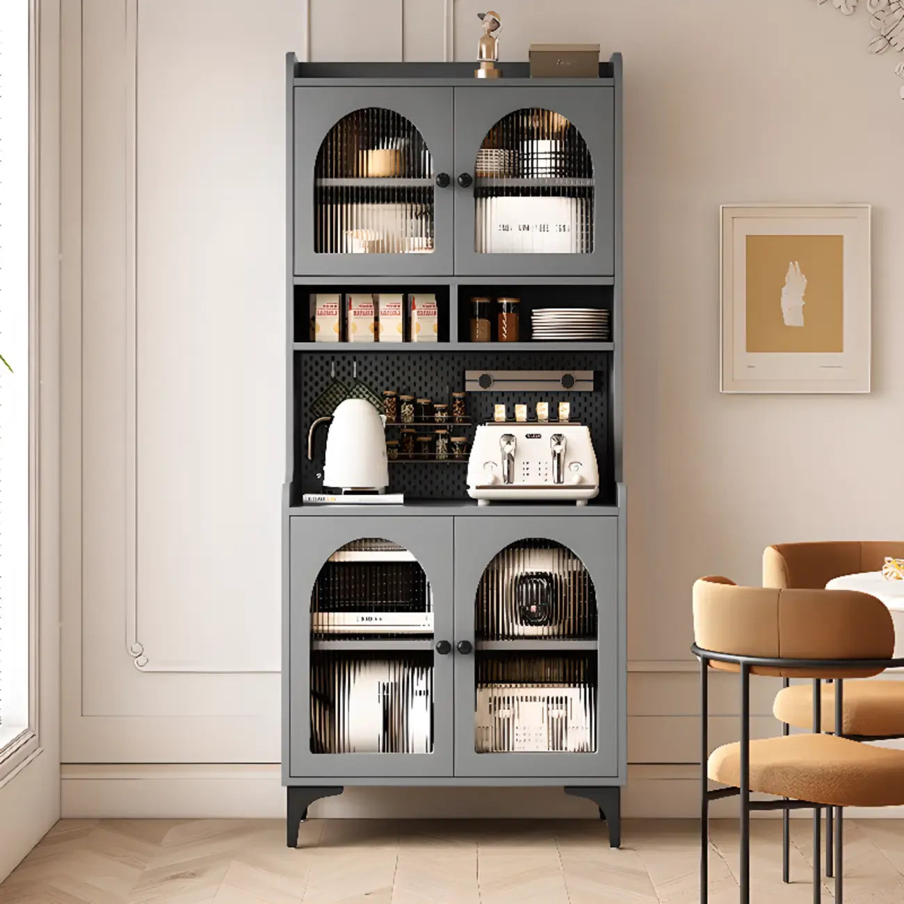 Buffet de cuisine avec étagères ouvertes en bois et porte vitrée cintrée