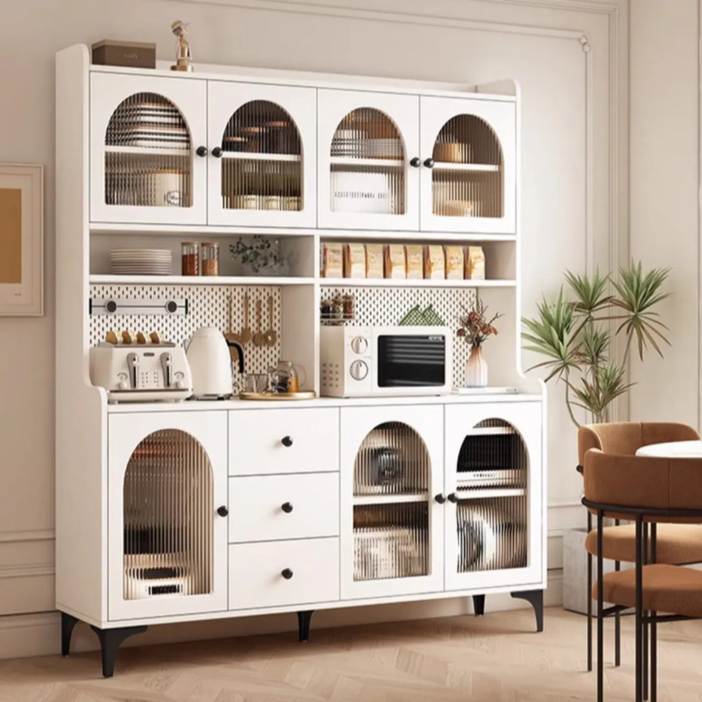Buffet de cuisine avec étagères ouvertes en bois et porte vitrée cintrée